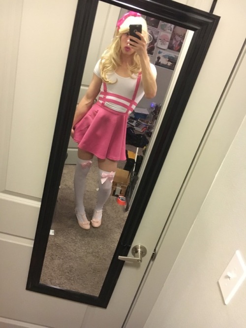 weakchrissy:Please breed my sissy pussy