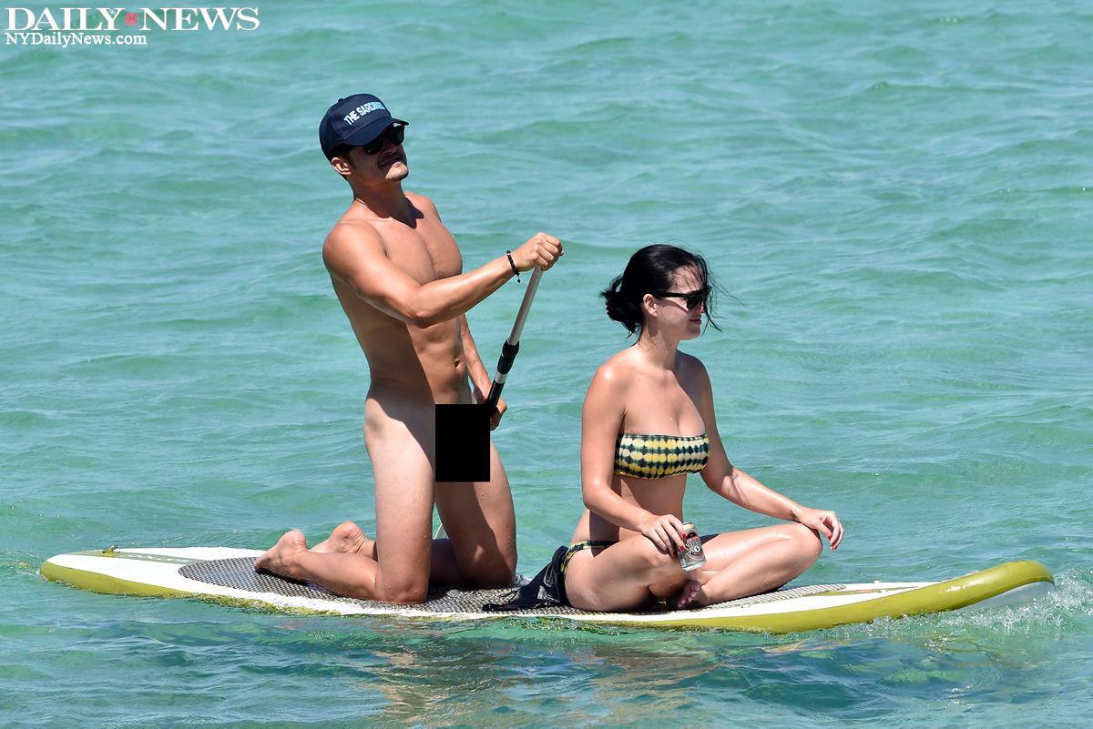 Orlando e Katy na praia da Sardinia