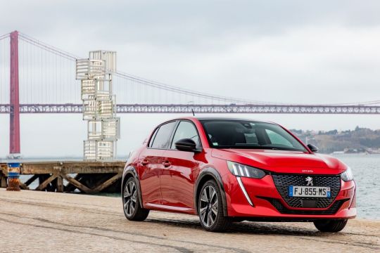 nova geração do peugeot 208 de frente vermelho