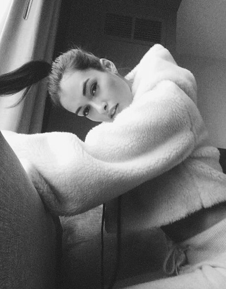 gizele oliveira style aesthetic bwedit bw like love photooftheday lookoftheday look lookbook beauty fashion outfit ootd casualcool minimalcool minimalism photo styleinspo model modelstyle coolgirlstyle pretty femme girl fille ponytail pony hairstyle