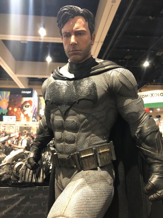 batfleck statue