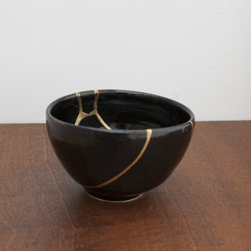 insipit:Kintsugi objectsKintsugi (golden joinery) or...