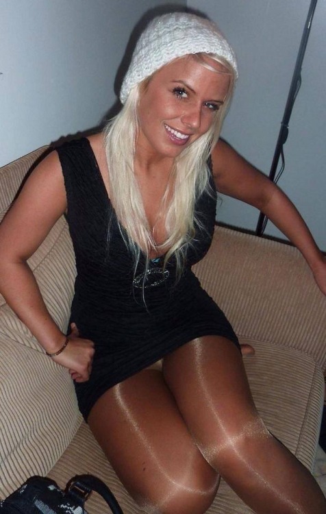 nlpsfetishworld:Amateurs in shiny pantyhose