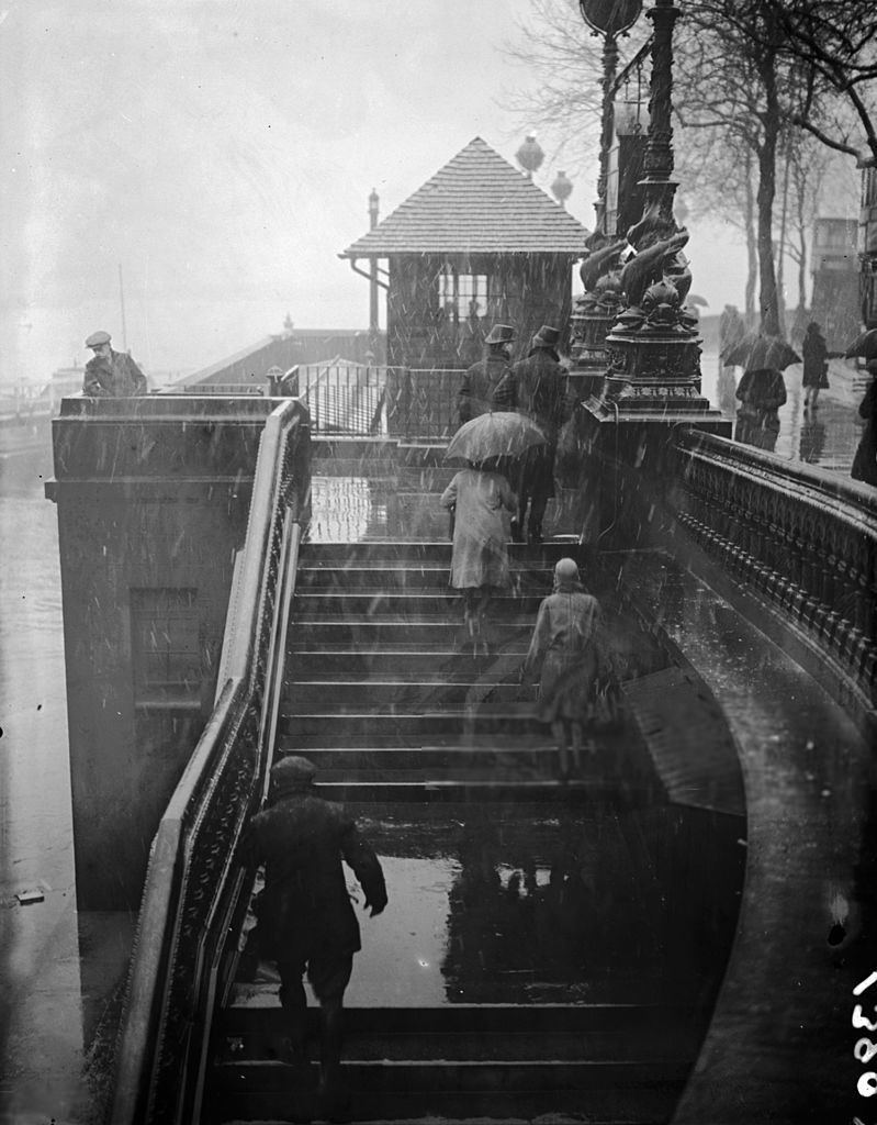 undr:
â€œFox Photosâ„Getty Images. Commuters walking up to Embankment bridge. London. 1929
â€