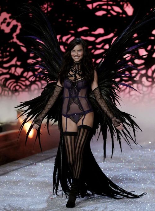 nhlovesadri3:Adriana Lima at the vsfs 2011, I Put a Spell on...