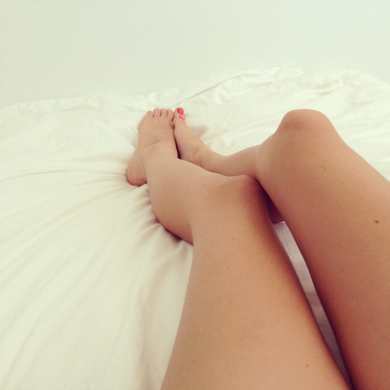 Ноги девушки в кровати