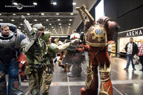 a-40k-author:Cosplayers at Warhammer Fest.