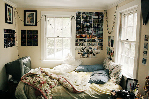 Resultado de imagem para quarto desarrumado por roupa tumblr