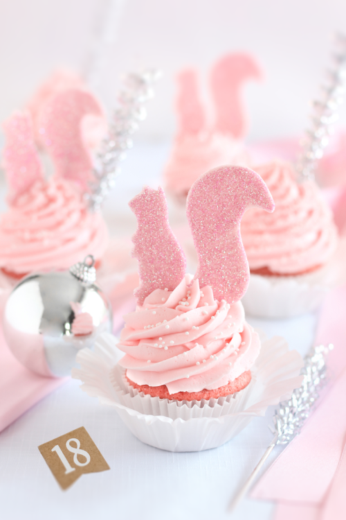 kawaii-food-is-kawaii:Pink Squirrel Cocktail Cupcakes