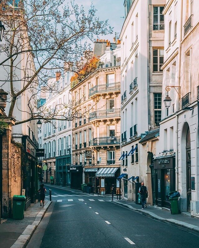 パリの路地と街並み