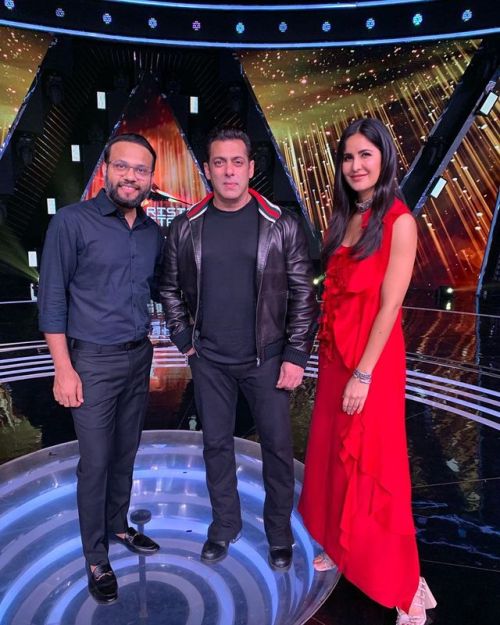 "★ COOL Bharat ... Salman Khan cu directorul, Nikkul Desai, Katrina pe Rising Star 3 pentru a promova Bharat (26 mai 2019)! “