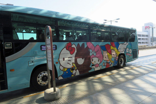 ninetail-fox:a bus ,Haneda