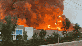 米アマゾンの配送センターで大規模火災。  複数の倉庫全焼か