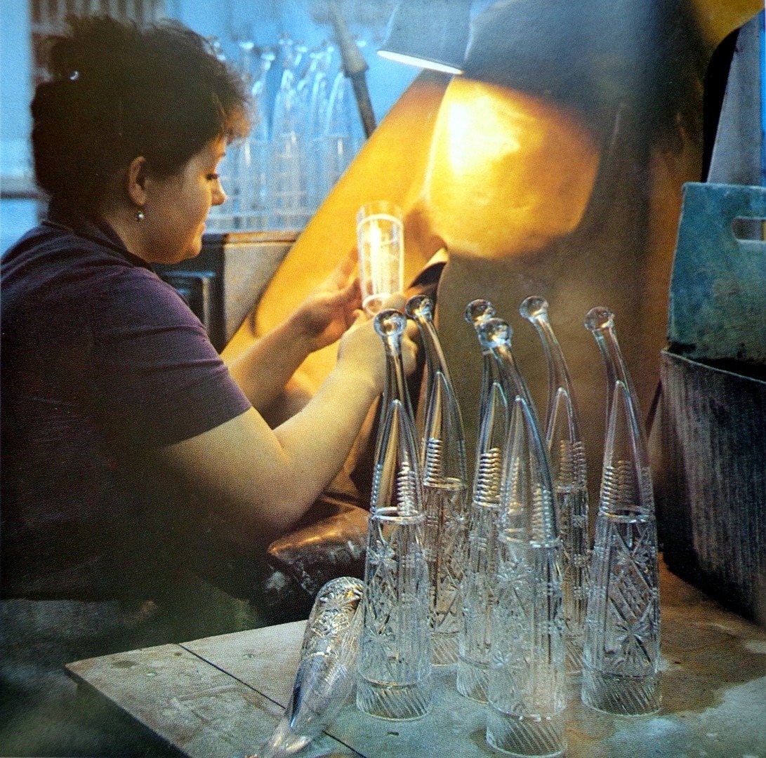 Making crystal glass at Taganrog Metallurgical Plant (1986)