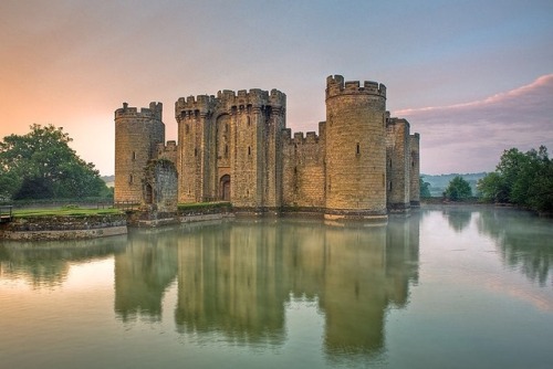 officialaudreykitching:I find myself googling photos of castles...