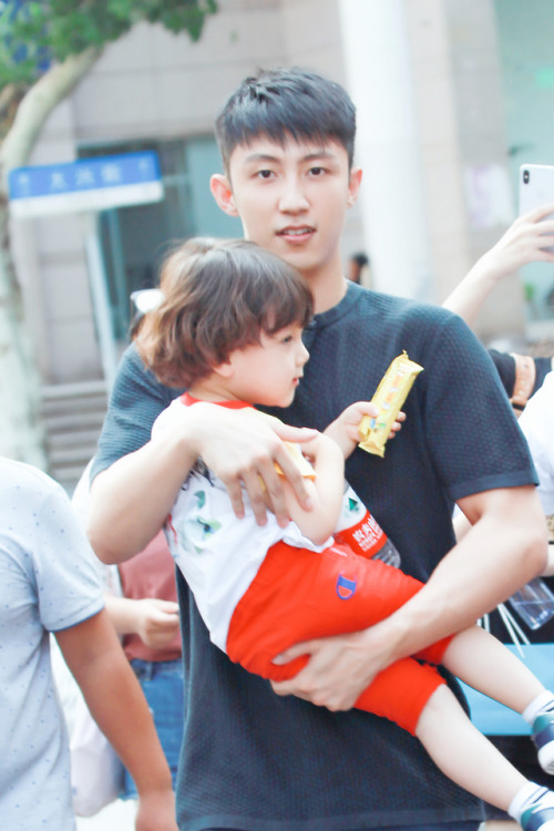 yuzhousky:[Part 2][180729] Baby HaoHao visiting JINGYU gege at...