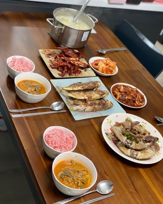 yjaybaby: 마지막 식사☺️ 다들 행복한 설 연휴 보냈죠~? 내일부터 다시 화이팅!
The last meal☺️ Are you guys having a happy Lunar New Year holiday~?...