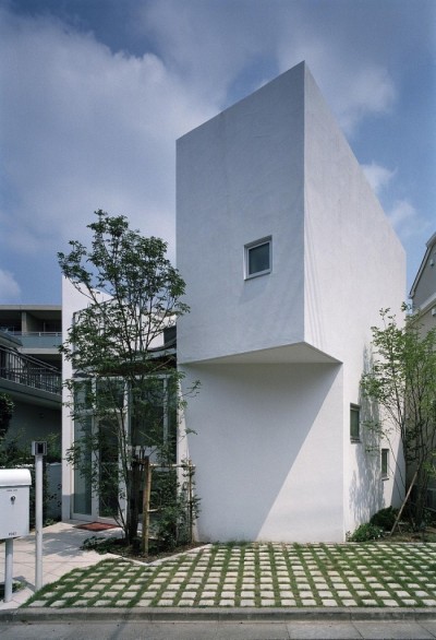 enochliew:<br /><br />House I by Asai ArchitectsTwo volumes were placed parallel at an angle with the site’s major direction, with sky lighting between them to create an inner space that has both exposure and closure.