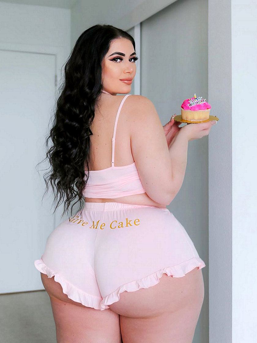 neptitudeplus:
““Give Me Cake”. A simple request, embroidered on her shorts, has evidently attracted mounds of yummy donations and noticeable results.
”