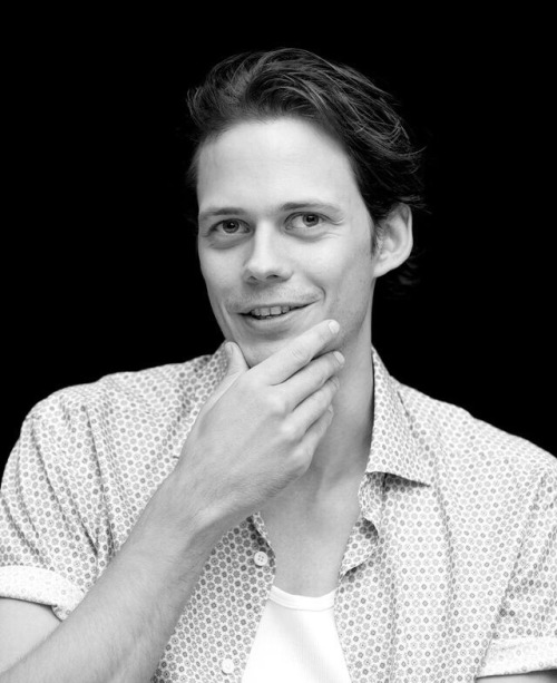 mister-babado0k:Bill Skarsgård; Noir.