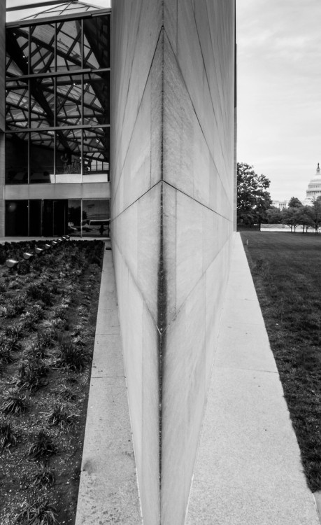 pointandshooter:
“photo: David Castenson
Architect I. M. Pei - died yesterday at the age of 102.
National Gallery of Art - Washington, DC
”