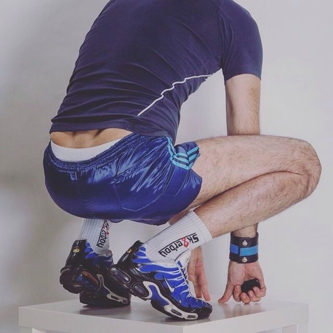 Hose runter und rein mit dem Dildo Hose runter und rein mit dem Dildo