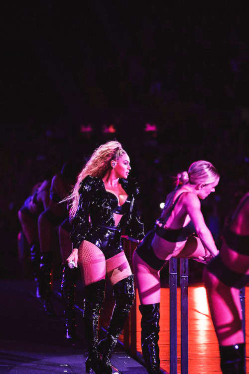 girlsluvbeyonce:On The Run Tour II - Columbus (Aug. 16)