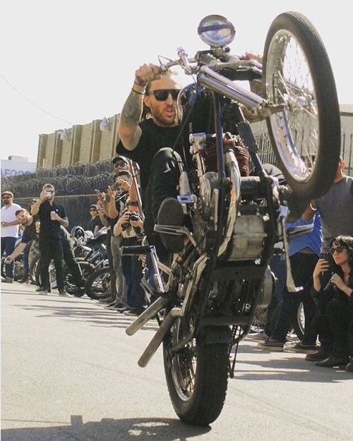 lowbrowcustoms:Wheelies right into the weekend with @aximal :...