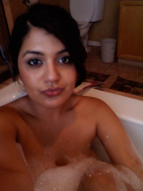 nudedesiart:Gorgeous indian girl