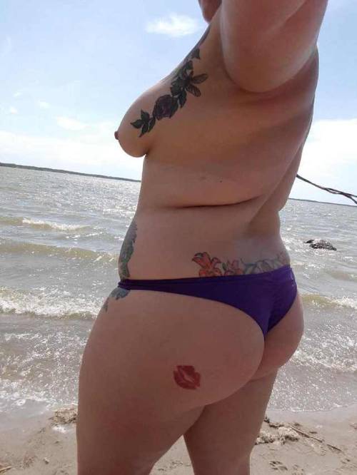 bigtitmilflover:Naked on the beachA sensational Titty...