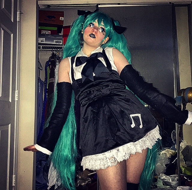 hatsune miku goth figure