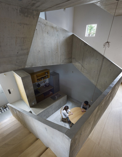 archilovers:<br /><br />A house with beautiful light and rich spatial meanings<br />Find more at: http://bit.ly/1j1yMza<br />House in Nishiochiai, Shinjuku, Japan by Suppose Design Office<br />