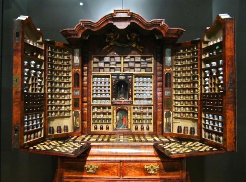 shewhoworshipscarlin:Apothecary cabinet, 1730s.