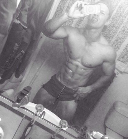 selfiegallery:aus-boi-on-the-low:DaveAnyone have any nudes...