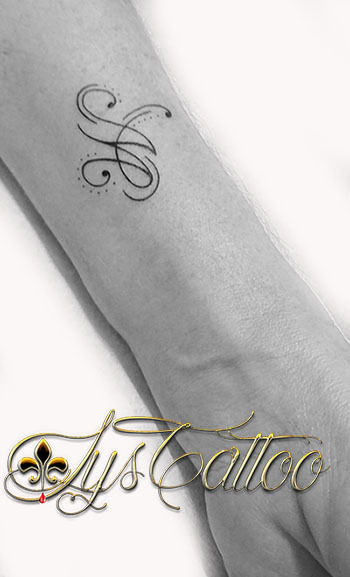 Lys Tattoo Tatouaage Avant Bras Femme Une Lettre M Qui Se