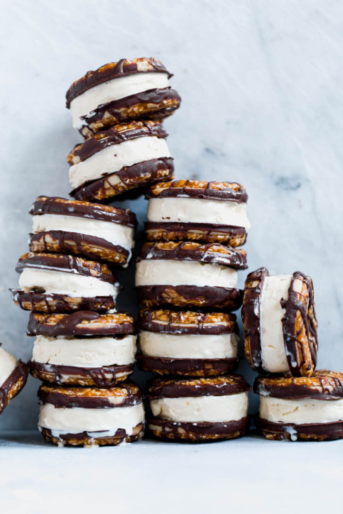 chocolatecravingclub:Samoa Ice-Cream Sandwiches...