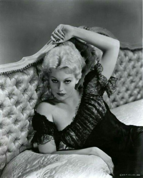 classic-hollywood-glam:Kim Novak