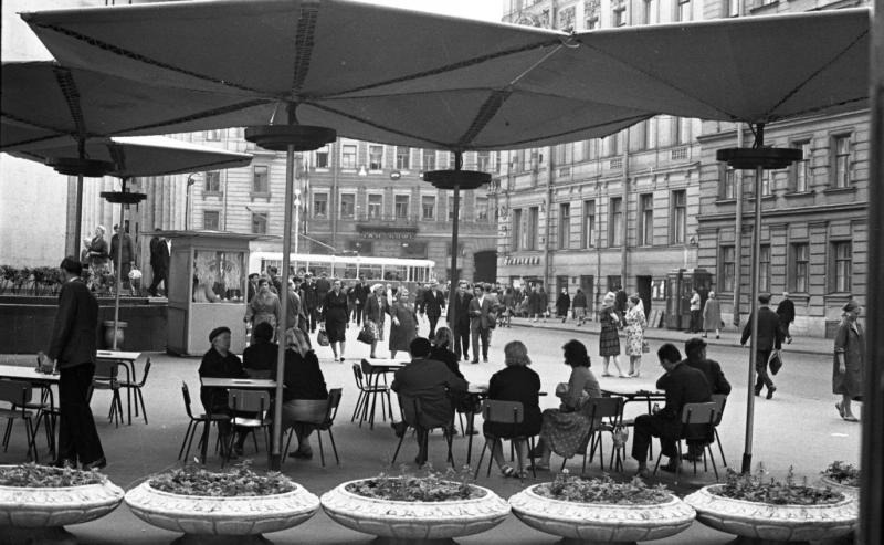 Summer café on Vosstaniya Street in Leningrad. Photo by Vsevolod Tarasevich (mid-1960s).