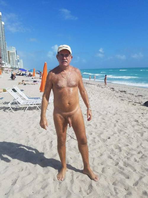 papasmaduros:Hermoso maduro al desnudo mmmmmmLo quiero...