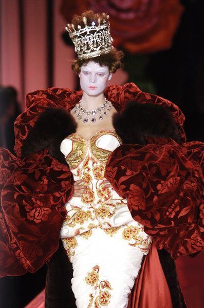 Doir couture Fall 2004, John Galliano
