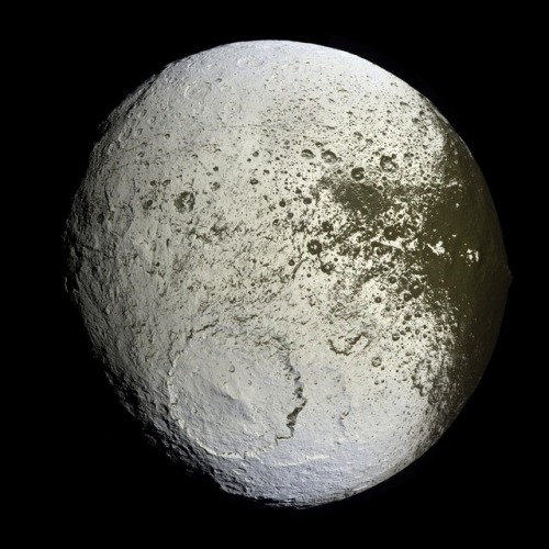 crimsonopera:Saturn’s Moon Iapetus (2007)source: reddit