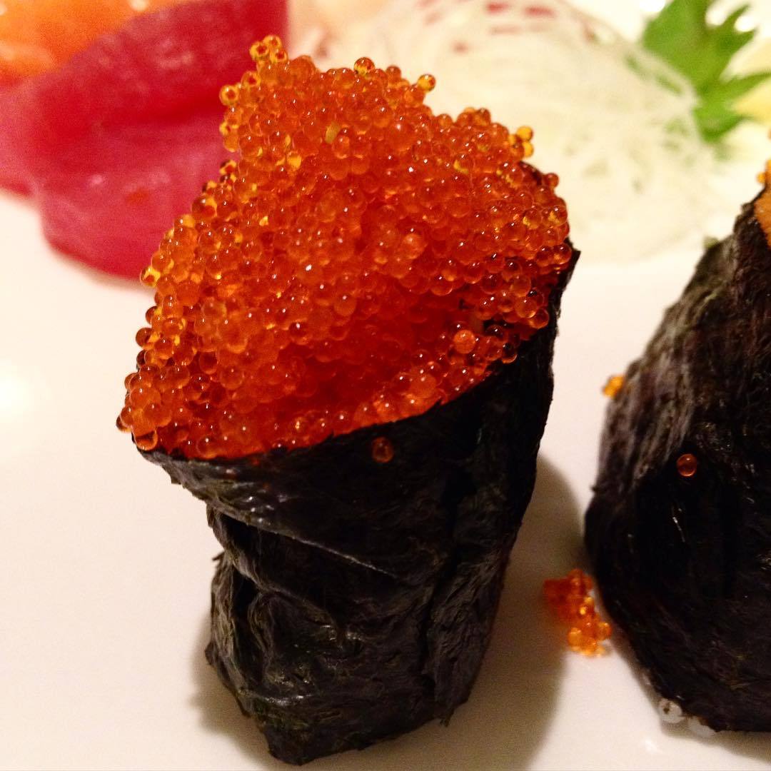 A side of tobiko nigiri with my sashimi dinner 😋