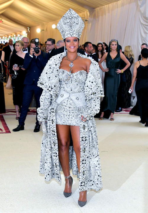 popularcultures:Rihanna attends the MET GALA 2018