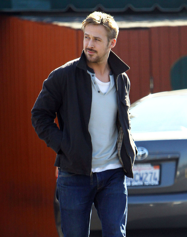 dailyryangosling: Ryan Gosling walking down the... - Monde Des Hommes ...