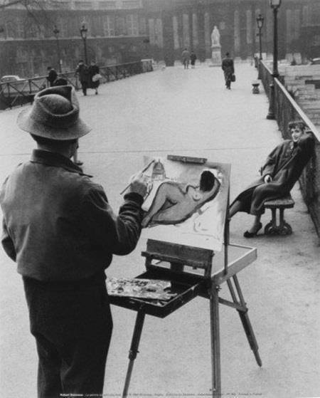 blacknwhitemood: "Robert Doisneau El pintor en el puente de las artes, París 1953"