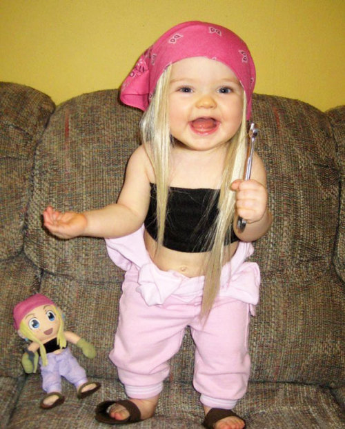 awesome-picz:Babies Who Look Just Like Their Toy Dolls