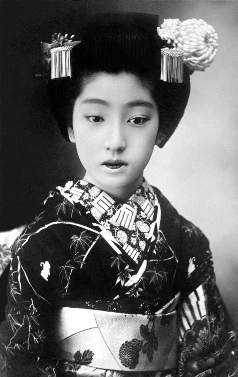Chiyoha 1910 (by Blue Ruin1)
“ Tatsuko Takaoka (高岡たつ子) (b.1896 – d.1995) was born in Nara and sold into the flower and willow world by her father, at the age of twelve, to the Tsujii-rō (辻井楼) teahouse in the Sōemon-chō (宗右衛門町) geisha district of...