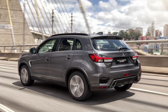 Mistubishi Outlander Sport 2021 em movimento na estrada