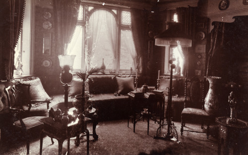 eilokt:feuille-d-automne:Late nineteenth century interiorVia...