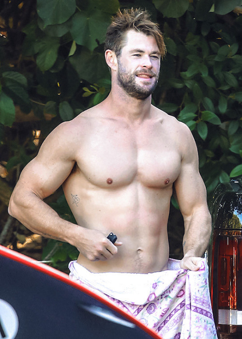 Chris Hemsworth’s chest in Byron Bay (March 22, 2020) | VHMAN